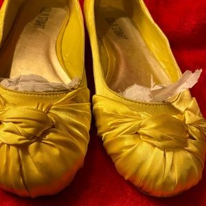 💛Yellow satin flats….size 9.5💛